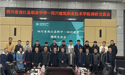 一群人站在台上 中度可信度描述已自动生成